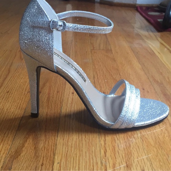NEVER WORN Audrey Brook Jeana silver sandal - Picture 2 of 4